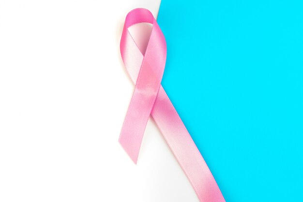 Giornata mondiale del cancro: Nastro Rosa su bianco Backg