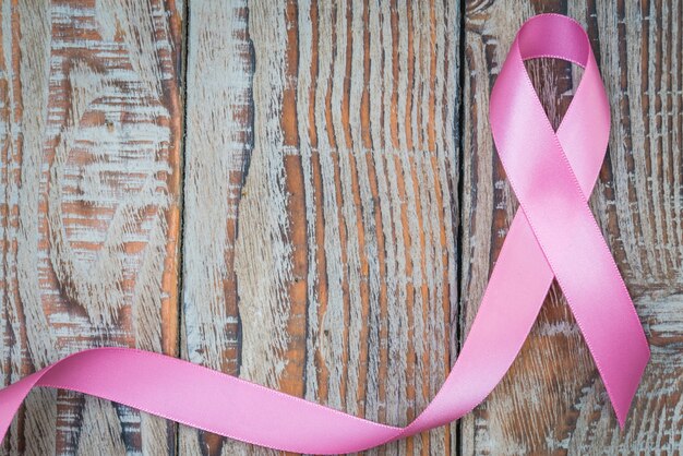 Giornata mondiale del cancro: Nastro Rosa su legno Backgr