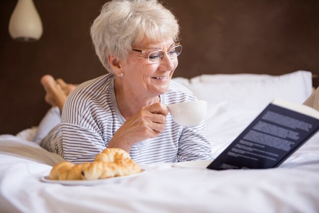 Giornata perfetta: colazione deliziosa, caffè e libro preferito