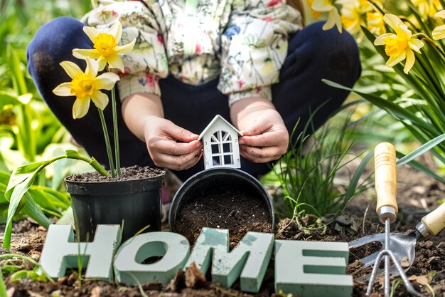 Giorno della Terra. bambino sullo sfondo del giardino