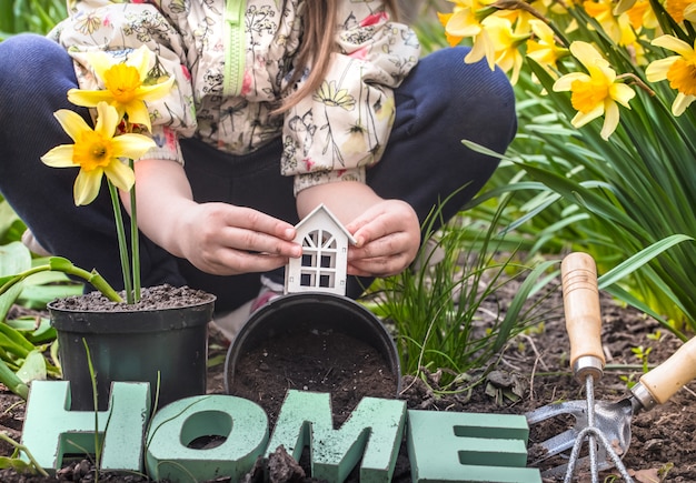 Giorno della Terra. bambino sullo sfondo del giardino