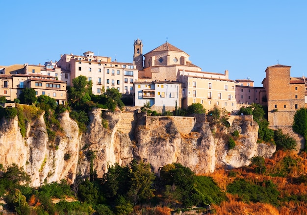 Giorno vista pittoresca delle case sulla roccia a Cuenca