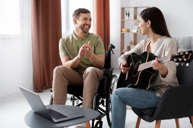 Giovane adulto che aiuta un amico disabile