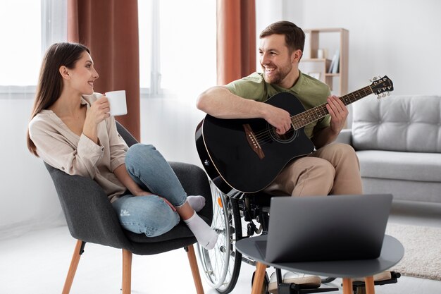 Giovane adulto che aiuta un amico disabile