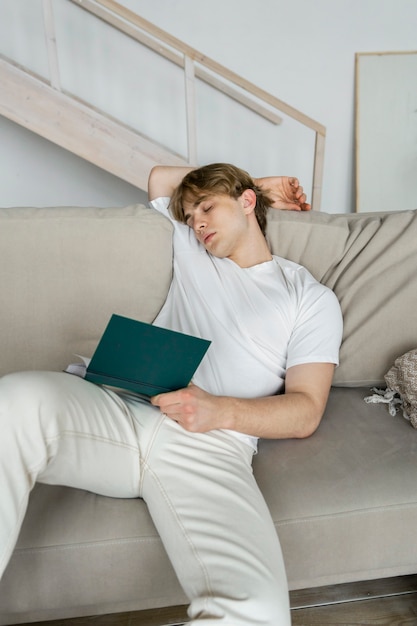 Giovane adulto che dorme durante la lettura