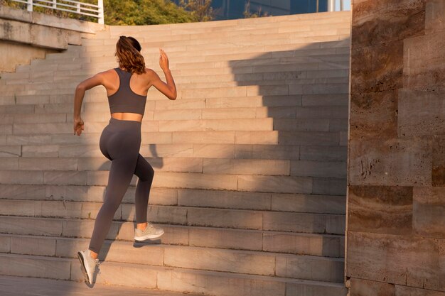 Giovane adulto che fa fitness all'aperto