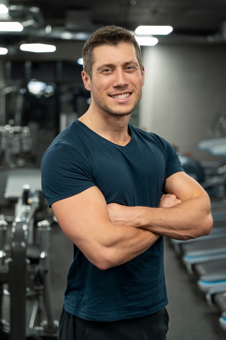 Foto gratuito giovane adulto che fa sport indoor in palestra