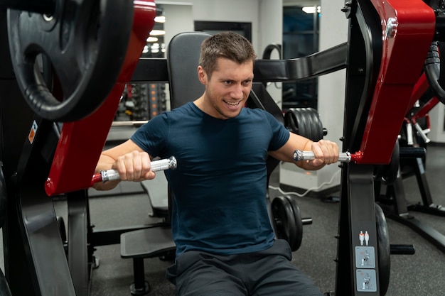 Giovane adulto che fa sport indoor in palestra