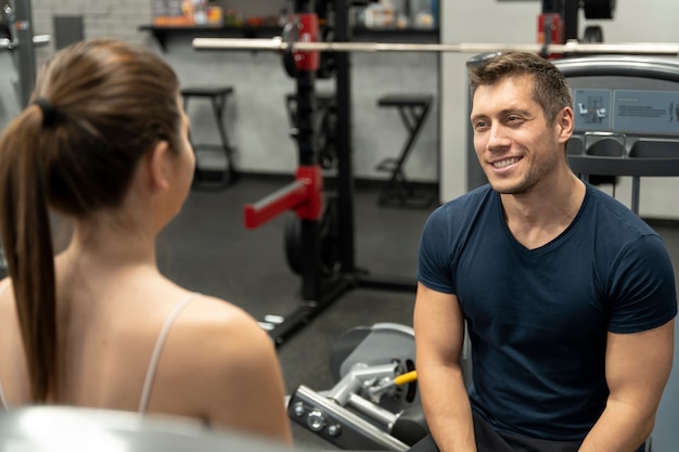 Giovane adulto che fa sport indoor in palestra