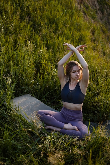 Giovane adulto che gode dello yoga in natura