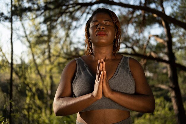 Giovane adulto che gode dello yoga in natura