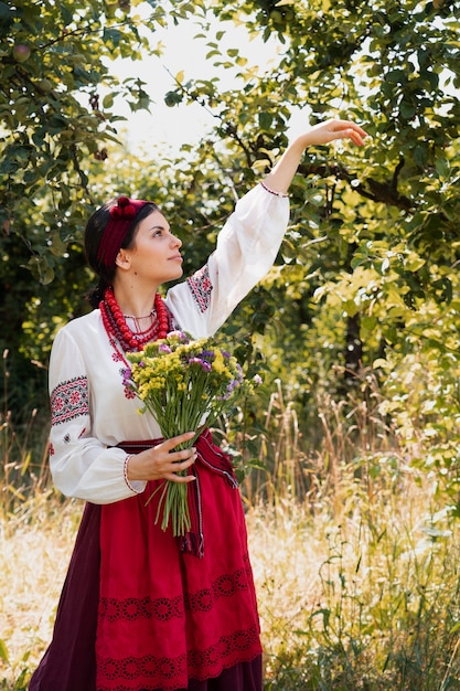 Giovane adulto che indossa un costume da ballo popolare