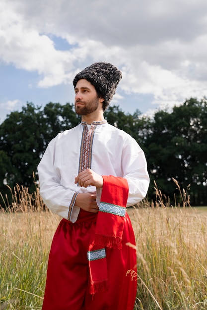 Giovane adulto che indossa un costume da ballo popolare