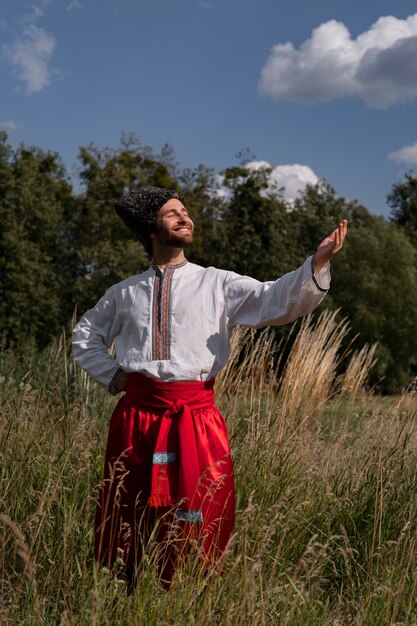 Giovane adulto che indossa un costume da ballo popolare