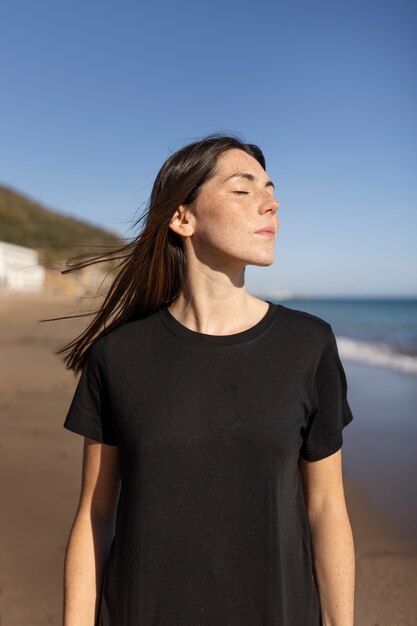 Giovane adulto che indossa una camicia bianca