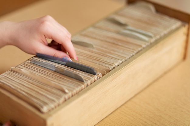 Giovane adulto che lavora nell'ufficio della biblioteca