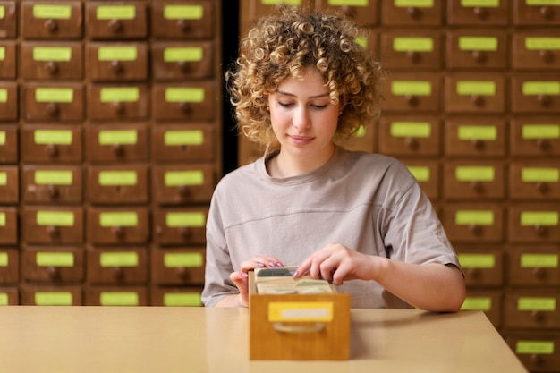 Giovane adulto che lavora nell'ufficio della biblioteca