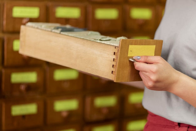 Giovane adulto che lavora nell'ufficio della biblioteca