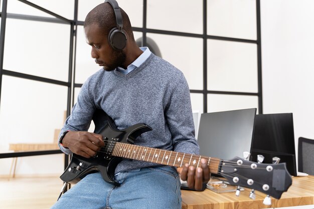 Giovane adulto che suona la chitarra