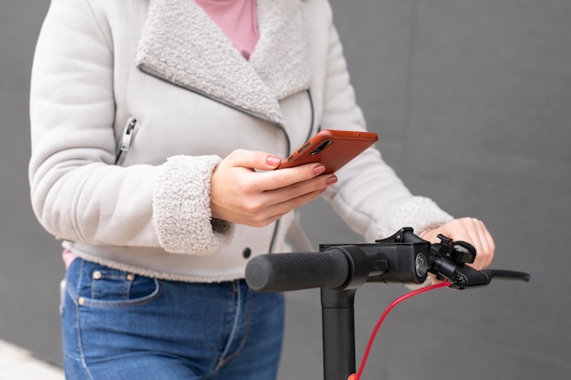 Giovane adulto che utilizza uno scooter elettrico per il trasporto