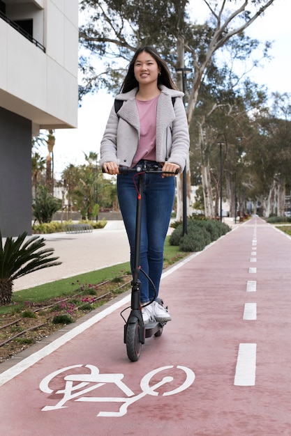 Giovane adulto che utilizza uno scooter elettrico per il trasporto