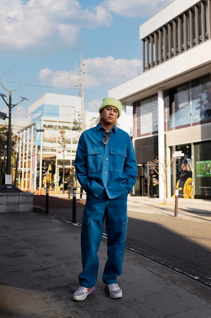 Giovane adulto per le strade di Tokyo