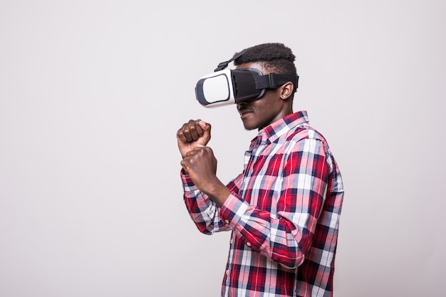 Giovane afroamericano che indossa la boxe delle cuffie da realtà virtuale vr