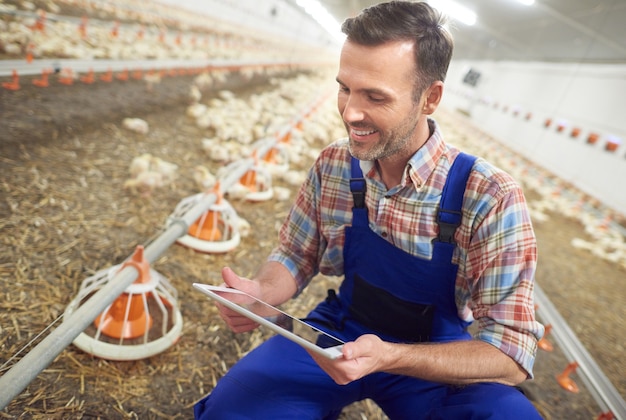 Giovane agricoltore che si prende cura dei suoi affari