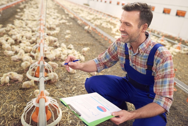 Giovane agricoltore che si prende cura dei suoi affari