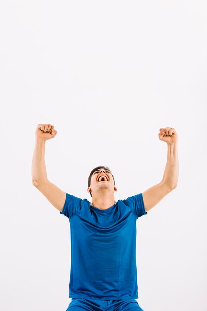 Giovane atleta alzando lo sguardo e celebrando il successo