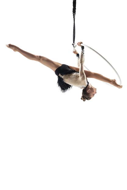 Giovane atleta femminile del circo dell'acrobata isolato su bianco balance