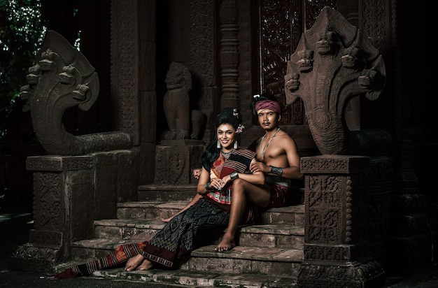 Giovane attore e attrice che indossa bellissimi costumi antichi, in monumenti antichi, in stile drammatico. Esibisciti in una leggenda popolare storia d'amore, racconto popolare Thai Isan chiamato "Phadaeng e Nang-ai" in un antico sito