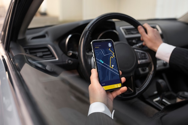 Giovane autista di Uber nell'interno di un'auto