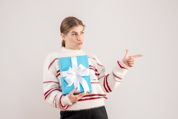 giovane azienda femminile presente su bianco