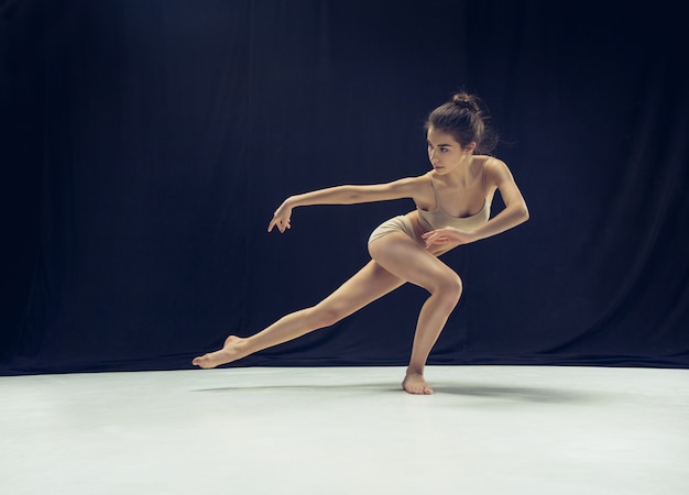 Giovane ballerina adolescente sul pavimento bianco