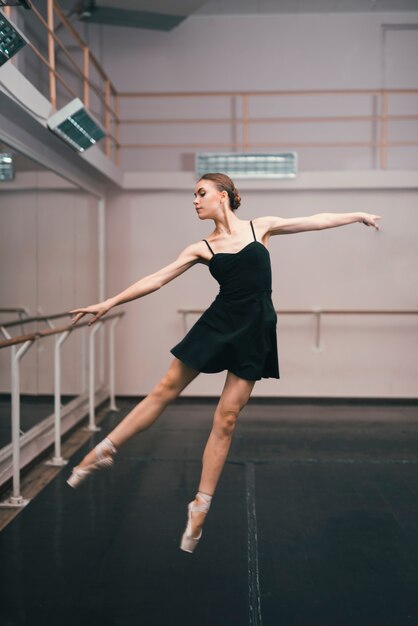 Giovane ballerina che pratica nello studio di ballo