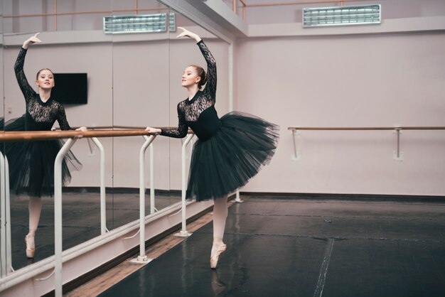 Giovane ballerina di danza classica praticando nello studio di danza