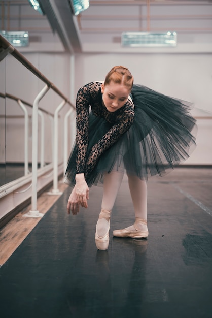 Giovane ballerina di danza classica praticando nello studio di danza