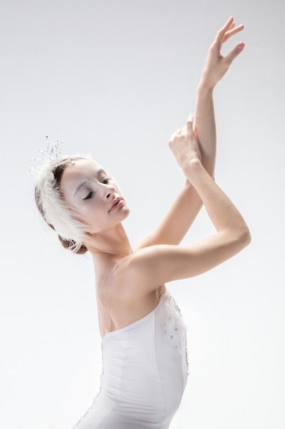 Giovane ballerina graziosa su sfondo bianco studio