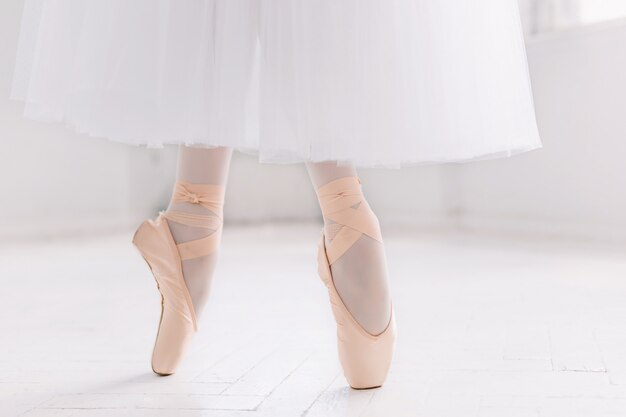 Giovane ballerina, primo piano su gambe e scarpe