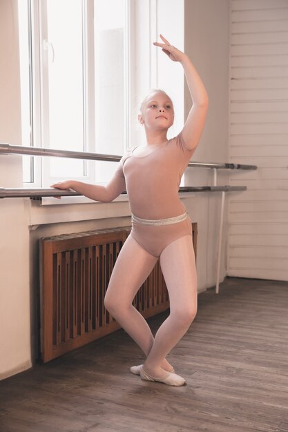 Giovane ballerino di balletto femminile grazioso che balla alla formazione. Bellezza del balletto classico.