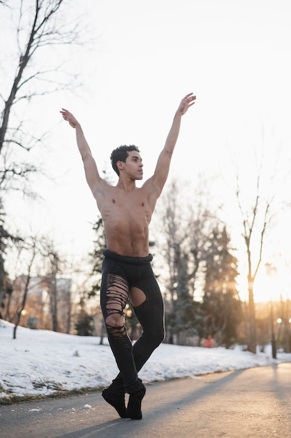 Giovane ballerino maschio in elegante posizione di balletto