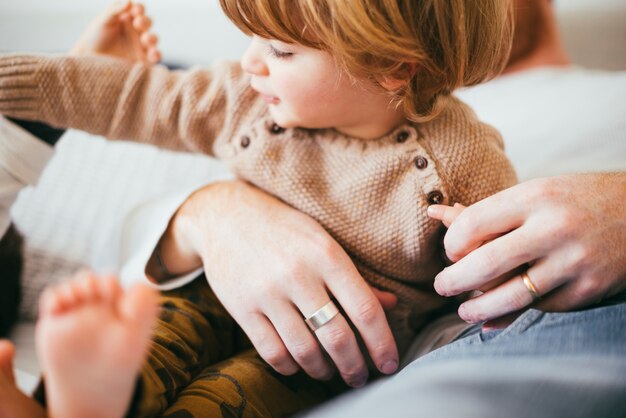 Giovane bambino nelle mani del padre