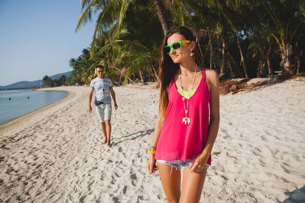 Giovane bella coppia che cammina sulla spiaggia tropicale, thailandia, roomance per le vacanze, abbigliamento hipster, stile casual, luna di miele, vacanza, estate, umore soleggiato e romantico