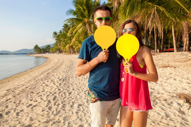 Giovane bella coppia innamorata giocando a ping pong sulla spiaggia tropicale, divertendosi, vacanze estive, attivo, sorridente, divertente, positivo