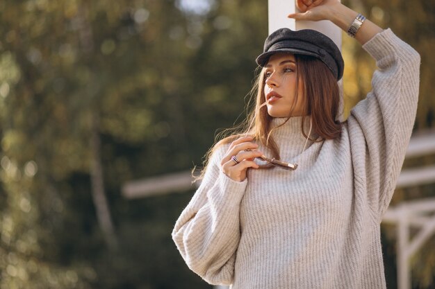 Giovane bella donna all'aperto nel parco