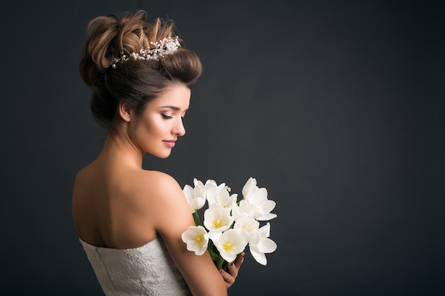 Giovane bella donna alla moda in abito da sposa