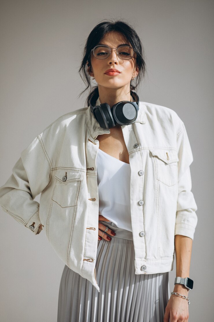 Foto gratuito giovane bella donna che ascolta musica con le cuffie wireless