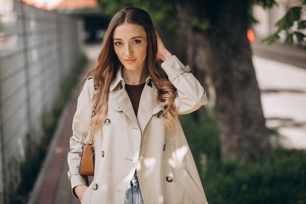 Giovane bella donna che cammina in un parco