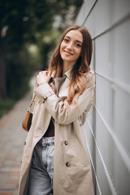 Giovane bella donna che cammina in un parco